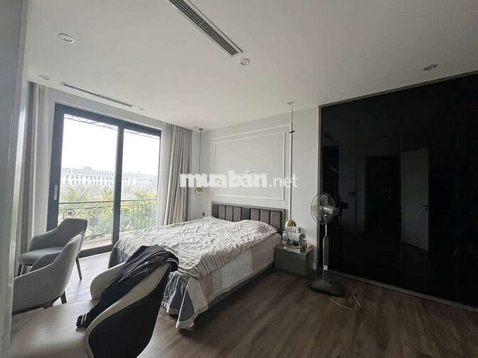 Biệt thự đơn lập góc view hồ 390m² full nội thất cao cấp Vinhomes