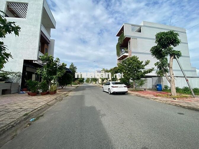 Cần bán lô 93.7m2 giá 2tỷ350 ngay trục đường N5 Thuộc GDD, MT QL51.SHR