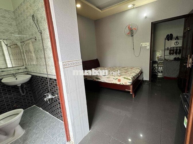 Phòng Ban Công Thoáng Khu Tên Lửa
