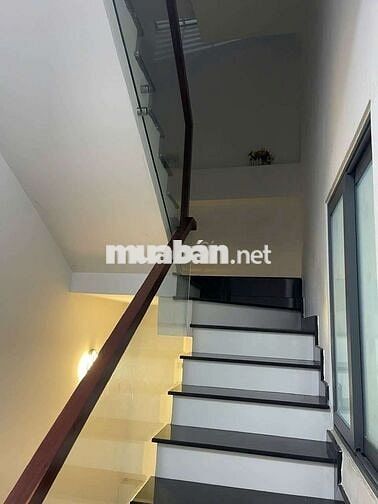 Cho thuê nhà nguyên căn 1 trệt 2 lầu, có 4pn, hẻm xe hơi. Nhà mới tinh