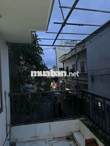 Cho thuê nhà nguyên căn 1 trệt 2 lầu, có 4pn, hẻm xe hơi. Nhà mới tinh