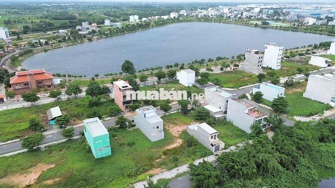 Tôi chính chủ bán lô đất đẹp Tân Đô-Đức Hoà kề hồ cảnh quan, giá tốt.