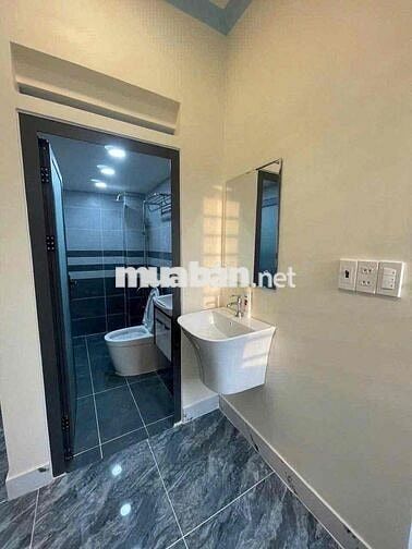 NHÀ GẦN CHỢ, TRƯỜNG HỌC. TRỆT LỬNG 3PN 2WC. SÂN XE HƠI