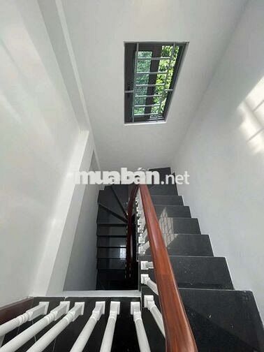 Bán gấp nhà 5 tầng thang máy Đại La, HBT 38m2 , gần phố . Giá 9.3 Tỷ