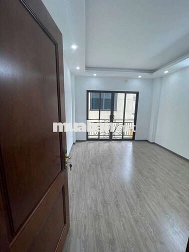 Bán gấp nhà 5 tầng thang máy Đại La, HBT 38m2 , gần phố . Giá 9.3 Tỷ