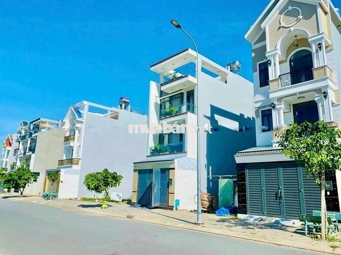 Tôi chính chủ bán lô đất đẹp Tân Đô-Đức Hoà kề hồ cảnh quan, giá tốt.