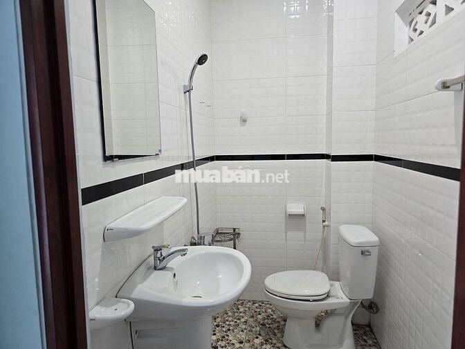 Cần cho thuê nhà nguyên căn, 3 PN, 1 PK, 1 bếp, sân phơi; 2 WC; Hẻm 5m