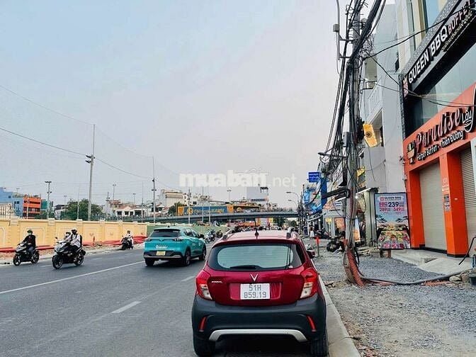 MẶT TIỀN KẾ BÊN NHÀ GA T3 TẬP TRUNG VP TRƯỜNG HỌC