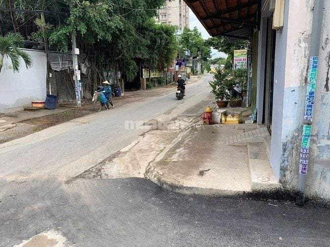 Bán nhà cấp 4, 2 mặt tiền kinh doanh, khu dân cư sầm uất, đường ô tô