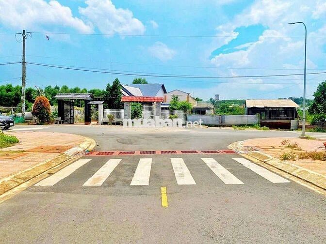 TRẢ NỢ BÁN GẤP LÔ ĐẤT 126m2 GIÁ 2TỶ350, ĐƯỜNG RỘNG, KHU DÂN CƯ ĐÔNG