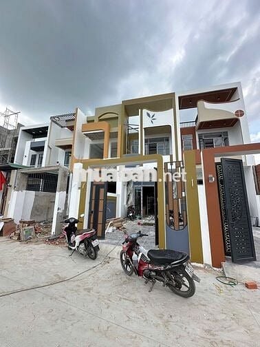 E hiện đang còn mấy căn vừa mới hoàn thiện đẹp,