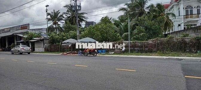 bán đất mặt tiền  có nhà cấp 4