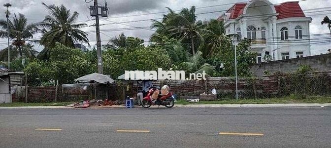 bán đất mặt tiền  có nhà cấp 4