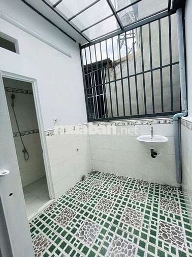 NHÀ CHÍNH CHỦ NGAY SAU CĂN MẶT TIỀN HT17,HẺM XE HƠI,1 TRỆT 2 LẦU MỚI