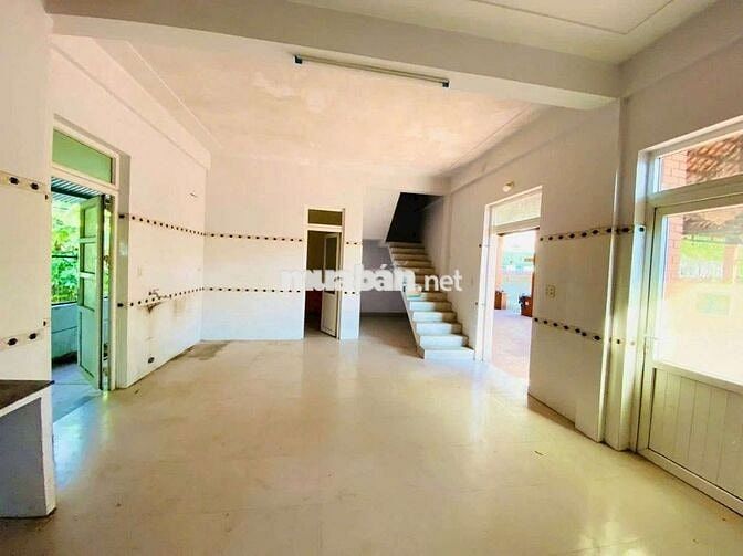 Cho thuê 455m2 mặt bằng kinh doanh Phạm Văn Đồng