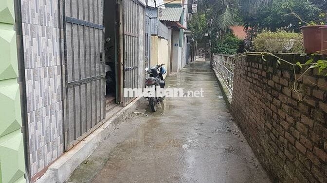 Còn 2 phòng vệ sinh khép kín, không chung chủ, có nóng lạnh điều hòa