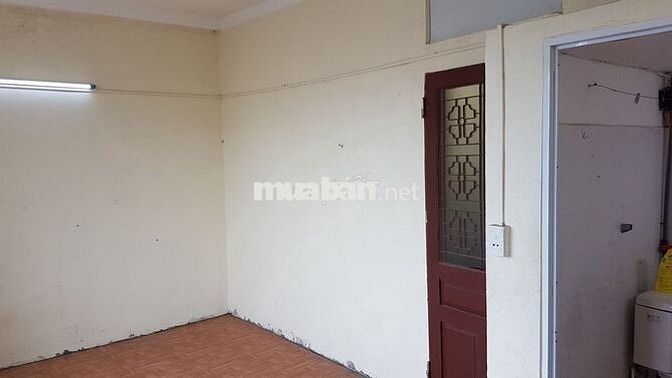Còn 2 phòng vệ sinh khép kín, không chung chủ, có nóng lạnh điều hòa