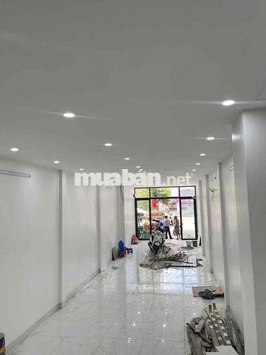 Cho thuê nhà mặt tiền rộng hơn 100m2 1 trệt 3 lầu ở đường CMT8
