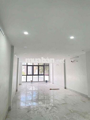 Cho thuê nhà mặt tiền rộng hơn 100m2 1 trệt 3 lầu ở đường CMT8