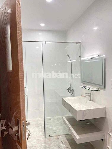 Cho thuê nhà mặt tiền rộng hơn 100m2 1 trệt 3 lầu ở đường CMT8