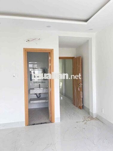 Cho thuê nhà mặt tiền rộng hơn 100m2 1 trệt 3 lầu ở đường CMT8
