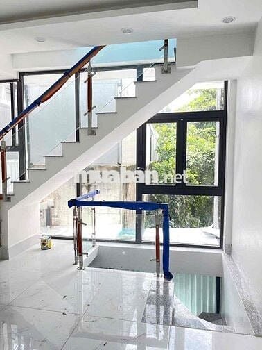 Cho thuê nhà mặt tiền rộng hơn 100m2 1 trệt 3 lầu ở đường CMT8