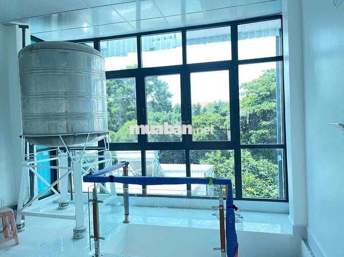 Cho thuê nhà mặt tiền rộng hơn 100m2 1 trệt 3 lầu ở đường CMT8