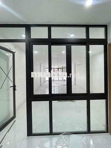 Cho thuê nhà mặt tiền rộng hơn 100m2 1 trệt 3 lầu ở đường CMT8