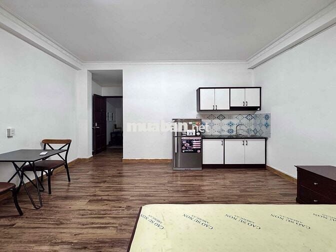 Căn hộ full nội thất ban công lớn ngay CV Hoàng Văn Thụ - Ngã 4 7 Hiền