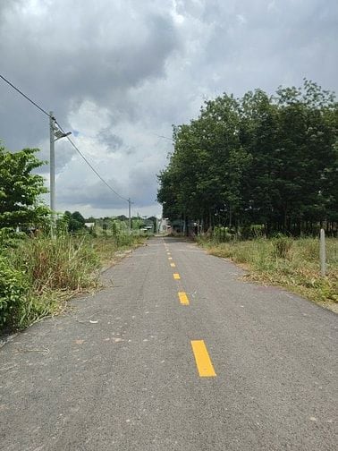 CẦN BÁN GẤP lô thổ cư, mặt tiền đường nhựa, dân cư đông đúc