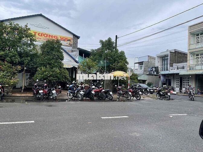 cần bán nhà mặt tiền gốc, đang hoạt động kinh doanh