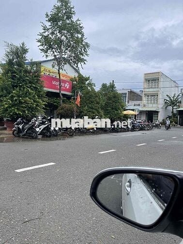 cần bán nhà mặt tiền gốc, đang hoạt động kinh doanh
