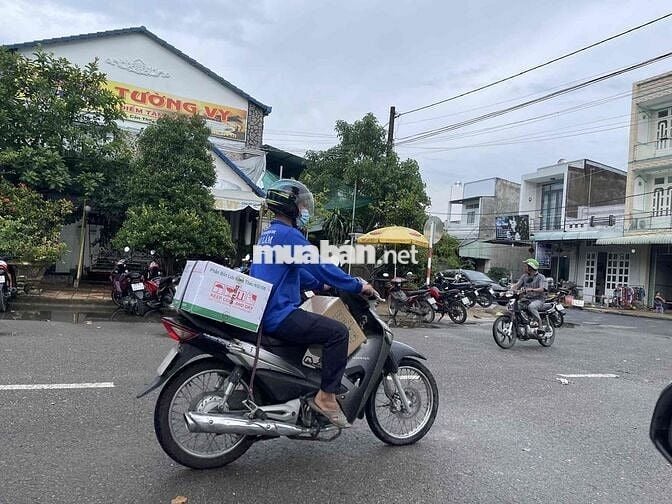 cần bán nhà mặt tiền gốc, đang hoạt động kinh doanh