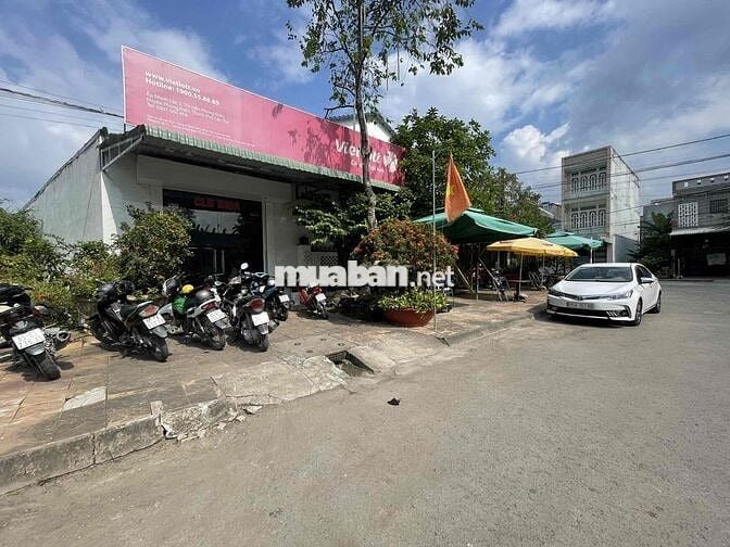 cần bán nhà mặt tiền gốc, đang hoạt động kinh doanh