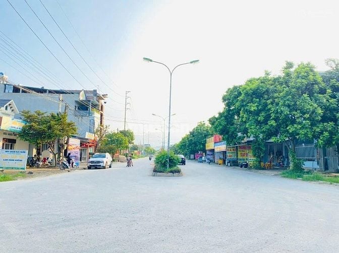 Bán đất DT 200m2, nằm trên trục đường chính 15m, sổ đỏ đầy đủ. 