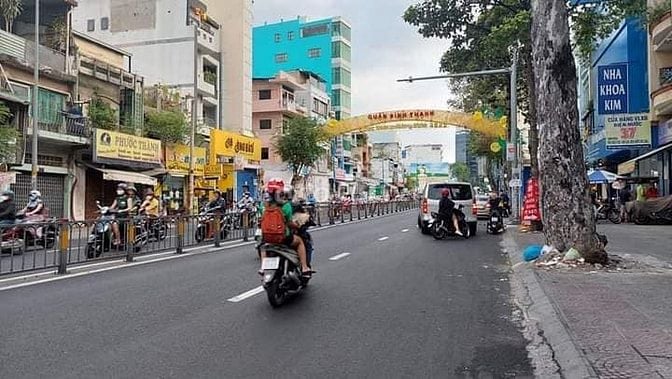 nhả cho thuê Mặt Tiền Nguyễn Gia TRí (D2) P25 DT 4mx 20m 4lầu.Q.BThạnh