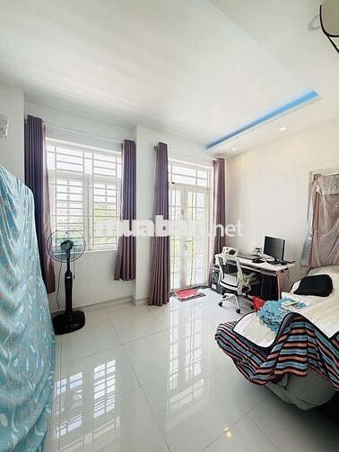 Nhà Đẹp, 3 Tầng, HXH, Không Gian Xanh Mát, Gần Vincom Quang Trung