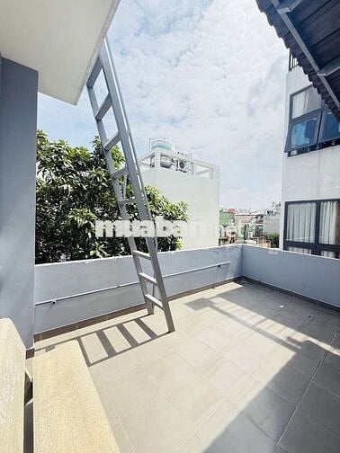 Nhà Đẹp, 3 Tầng, HXH, Không Gian Xanh Mát, Gần Vincom Quang Trung