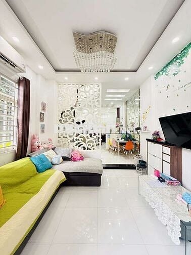 Nhà Đẹp, 3 Tầng, HXH, Không Gian Xanh Mát, Gần Vincom Quang Trung