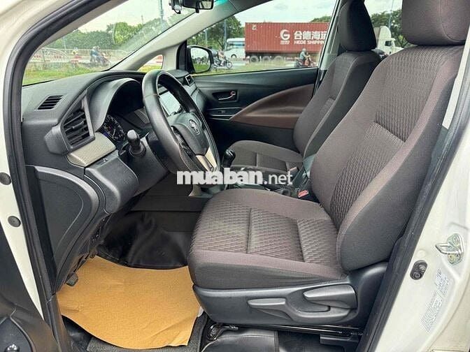Toyota Innova 2.0E MT số sàn màu trắng 2023 đi ít