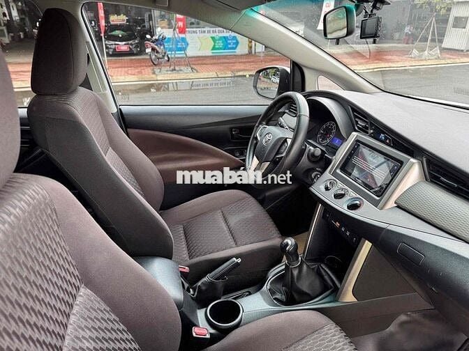 Toyota Innova 2.0E MT số sàn màu trắng 2023 đi ít