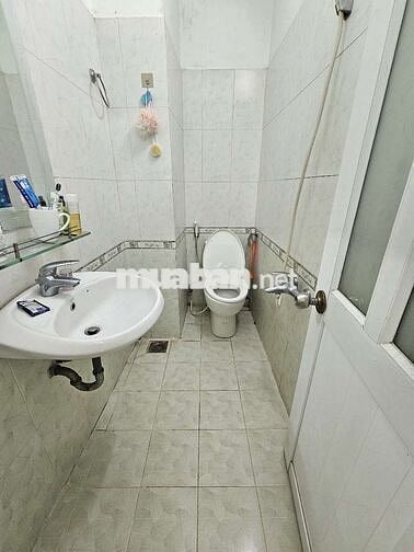 Nhà đi bộ ra chợ đôngbac,gần pmqt. ,3pn3wc sân thượng .hẻm thôngôtô