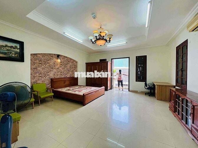 CHO THUÊ CĂN 2 NGỦ 90M2- GIA THUỴ - THANG MÁY