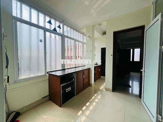 CHO THUÊ CĂN 2 NGỦ 90M2- GIA THUỴ - THANG MÁY