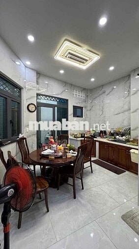 Cho thuê nhà 499/ Sư Vạn Hạnh. DT: 6x20m. Nhà trệt, 3 lầu. Giá 25tr