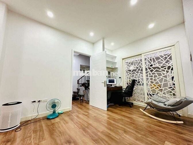 Bán Lô góc Trần Thái Tông Cầu Giấy, 39m2, mt 5.9m, ngõ thông, 9.5 tỷ!