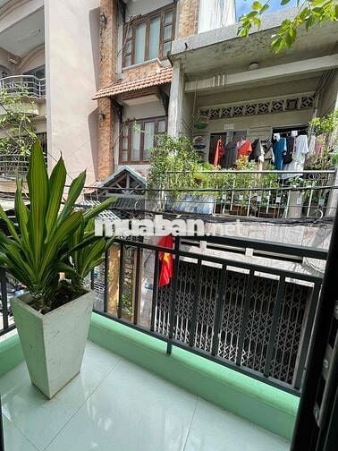 Cho Thuê Nhà Nguyên Căn 414 CMT8 , 2PN ,2Wc , Sát Chợ Hoà Hưng.