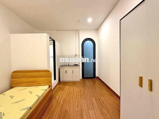 CHO THUÊ STUDIO BAN CÔNG NẰM SÁT BÊN QUẬN 1