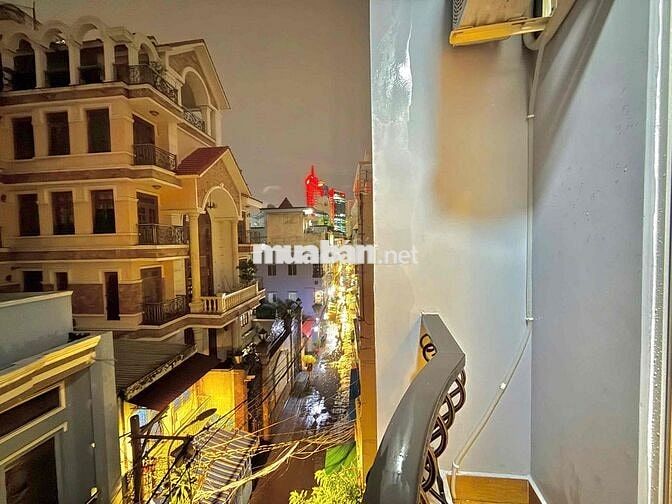 CHO THUÊ STUDIO BAN CÔNG NẰM SÁT BÊN QUẬN 1
