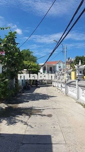 Nhà Kiệt Xe Tăng , 2 Ô tô tránh nhau vô tư